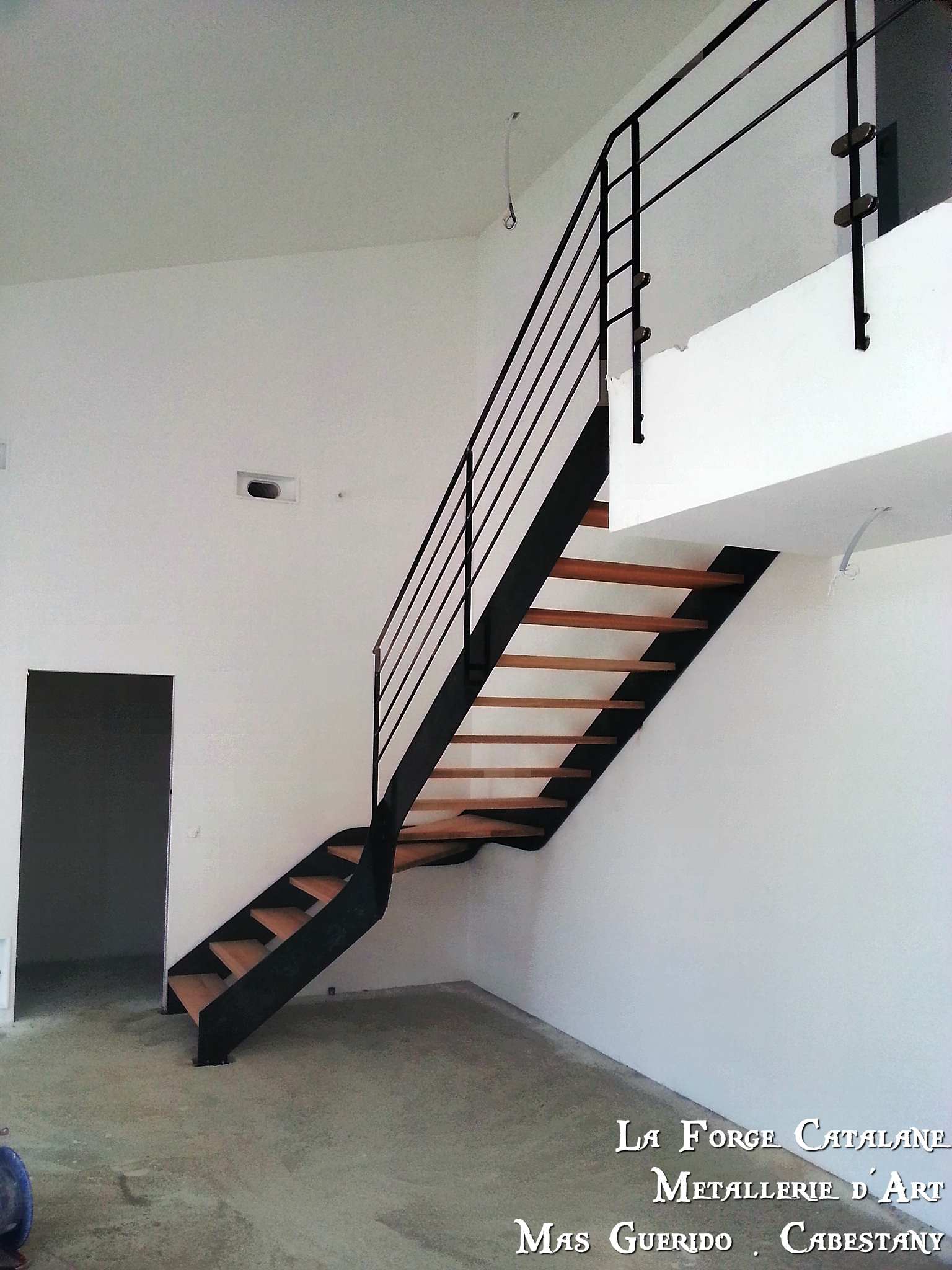 escalier double limon fer plat marches bois (7) forge catalane.jpg